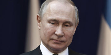 Russian court clears way for Putin to stay in power