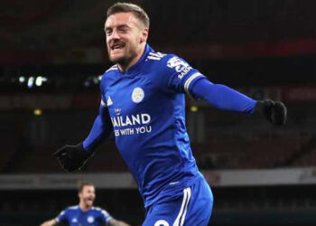 Jamie Vardy’s header gives Leicester first win at Arsenal in 47 years