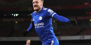 Jamie Vardy’s header gives Leicester first win at Arsenal in 47 years