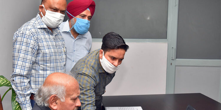 Brahm Mohindra launched web portal for Punjab Shehri Awas Yojna