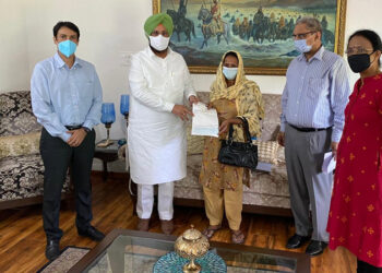 COOPERATION MINISTER HANDS OVER INSURANCE CLAIM AMOUNT OF Rs. 25 LAKH EACH TO FAMILY MEMBERS OF THREE EMPLOYEES WHO LOST THEIR LIVES BATTLING COVID-19