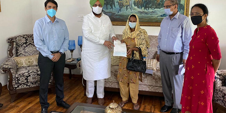 COOPERATION MINISTER HANDS OVER INSURANCE CLAIM AMOUNT OF Rs. 25 LAKH EACH TO FAMILY MEMBERS OF THREE EMPLOYEES WHO LOST THEIR LIVES BATTLING COVID-19