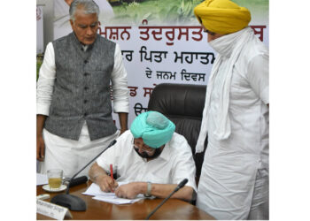 CAPT AMARINDER LAUNCHES CONGRESS SIGNATURE CAMPAIGN AGAINST FARM LAWS IN PUNJAB
