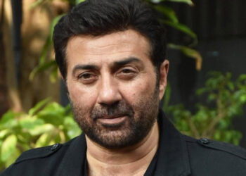 Dharmendra, Bobby wish Sunny Deol on his 64th birthday
