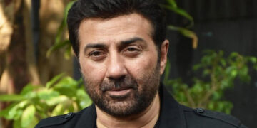 Dharmendra, Bobby wish Sunny Deol on his 64th birthday