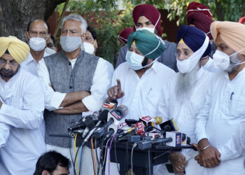 PUNJAB COMES TOGETHER TO SAVE ITS FARMERS, LEADERS OF ALL PARTIES EXCEPT BJP JOIN CM AT MEET WITH GOVERNOR