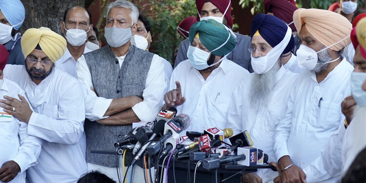 PUNJAB COMES TOGETHER TO SAVE ITS FARMERS, LEADERS OF ALL PARTIES EXCEPT BJP JOIN CM AT MEET WITH GOVERNOR