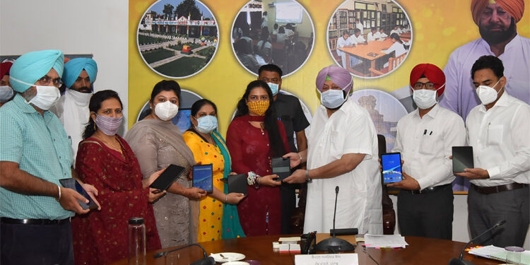 PUNJAB CM VIRTUALLY DISTRIBUTES 2625 TABLETS IN GOVT PRIMARY SCHOOLS, INAUGURATES 1467 SMART SCHOOLS