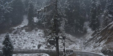 Snowfall, rains bring mercury down in Jammu & Kashmir