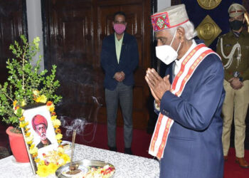 Governor pays floral tribute to Jyotirao Phule