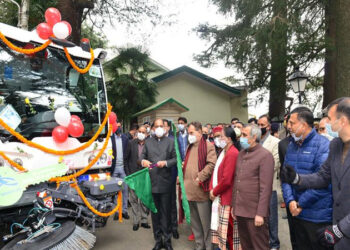 CM flags off sweeping machine under Shimla Smart City