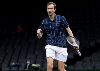 Medvedev cruises into ATP Finals semis unbeaten