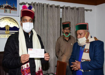 CM presented cheque by Kinnaur Ex-Paramilitary Welfare Association