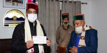 CM presented cheque by Kinnaur Ex-Paramilitary Welfare Association
