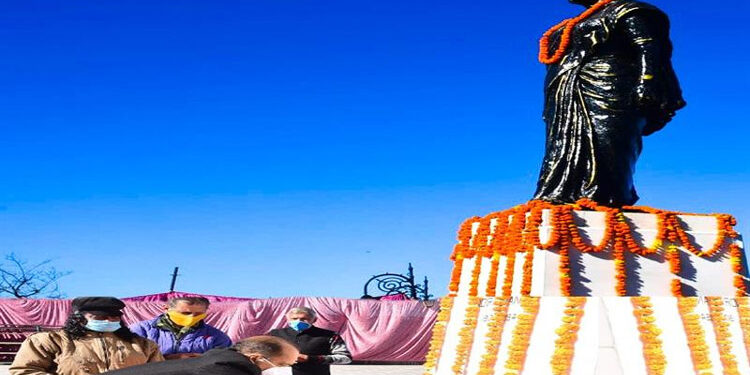 CM pays tribute to former PM Indira Gandhi on birth anniversary