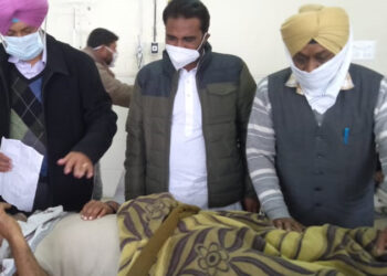 Balbir Sidhu meets injured farmers in Civil Hospital, Mohali