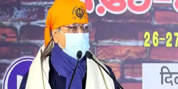 ‘Debate with farmer leaders in public on new laws’:At Singhu protest site, Kejriwal throws challenge to Centre