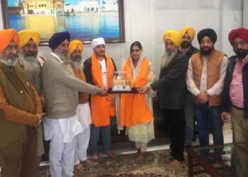 Abhay Chautala’s daughter-in-law Aishwarya pays homage to Sachkhand Sri Harmandir Sahib
