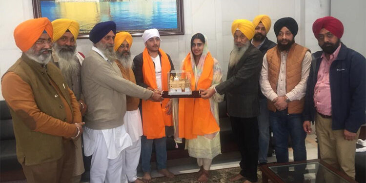 Abhay Chautala’s daughter-in-law Aishwarya pays homage to Sachkhand Sri Harmandir Sahib