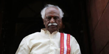 Governor sends off relief material to fire incident affected families