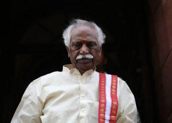 Governor pays obeisance at Jakhu Temple