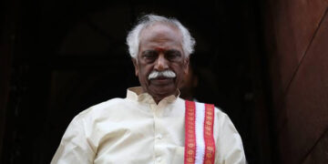 Governor pays obeisance at Jakhu Temple