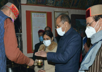 CM performs pooja at Jakhu temple
