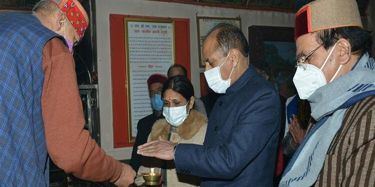 CM performs pooja at Jakhu temple