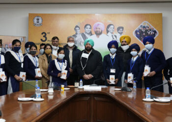 CAPT AMARINDER FULFILS HIS GOVT’S PROMISE TO GIVE SMART PHONES TO ALL CLASS XII GOVT SCHOOL STUDENTS