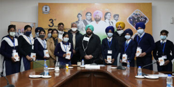 CAPT AMARINDER FULFILS HIS GOVT’S PROMISE TO GIVE SMART PHONES TO ALL CLASS XII GOVT SCHOOL STUDENTS