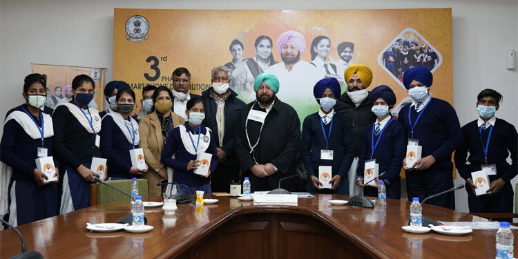 CAPT AMARINDER FULFILS HIS GOVT’S PROMISE TO GIVE SMART PHONES TO ALL CLASS XII GOVT SCHOOL STUDENTS